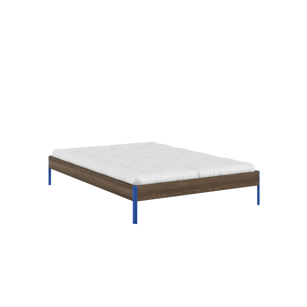 KARUP Dřevěná postel CORE 140x200 cm tmavě hnědá modré nohy