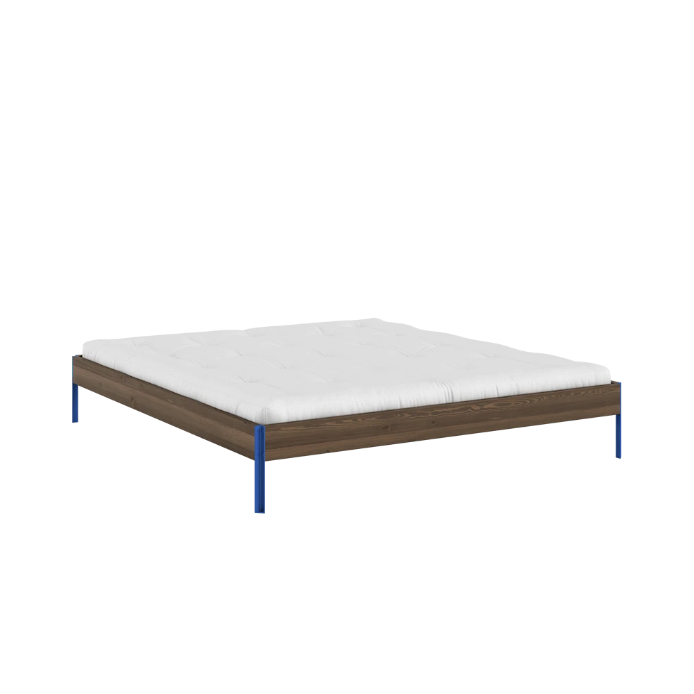 KARUP Dřevěná postel CORE 180x200 cm tmavě hnědá modré nohy